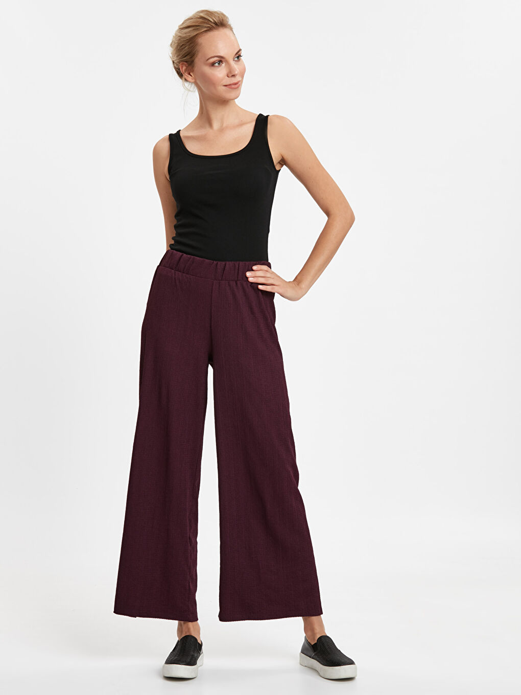 Siyah U Yaka Düz Kolsuz Pamuklu Kadın Atlet-2