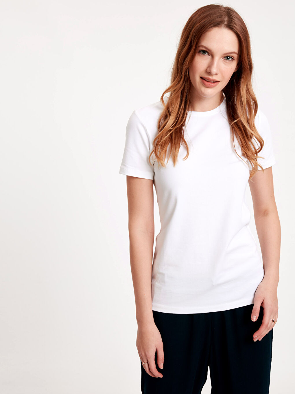 Beyaz Bisiklet Yaka Düz Kısa Kollu Kadın Tişört