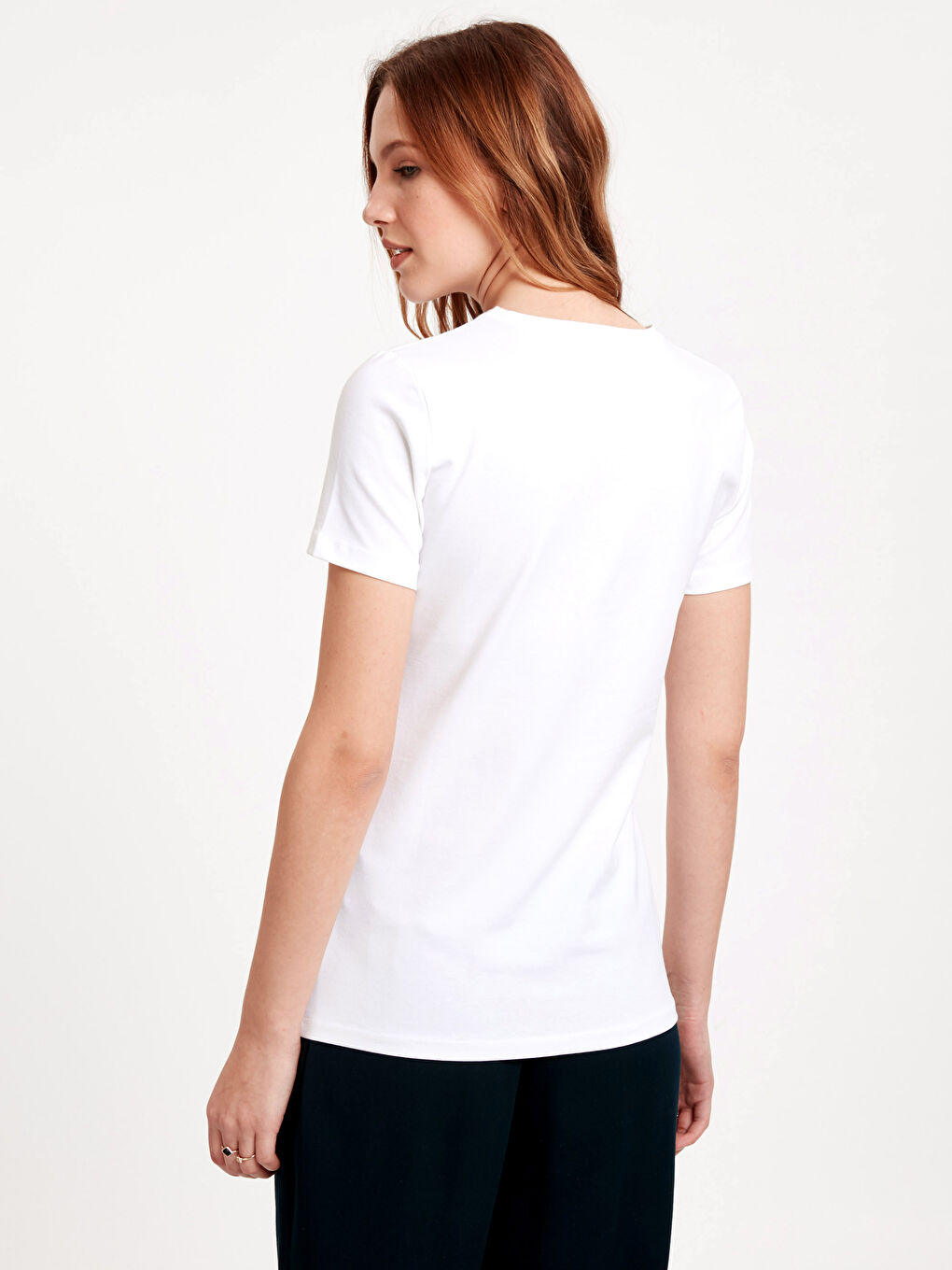 Beyaz Bisiklet Yaka Düz Kısa Kollu Kadın Tişört-1