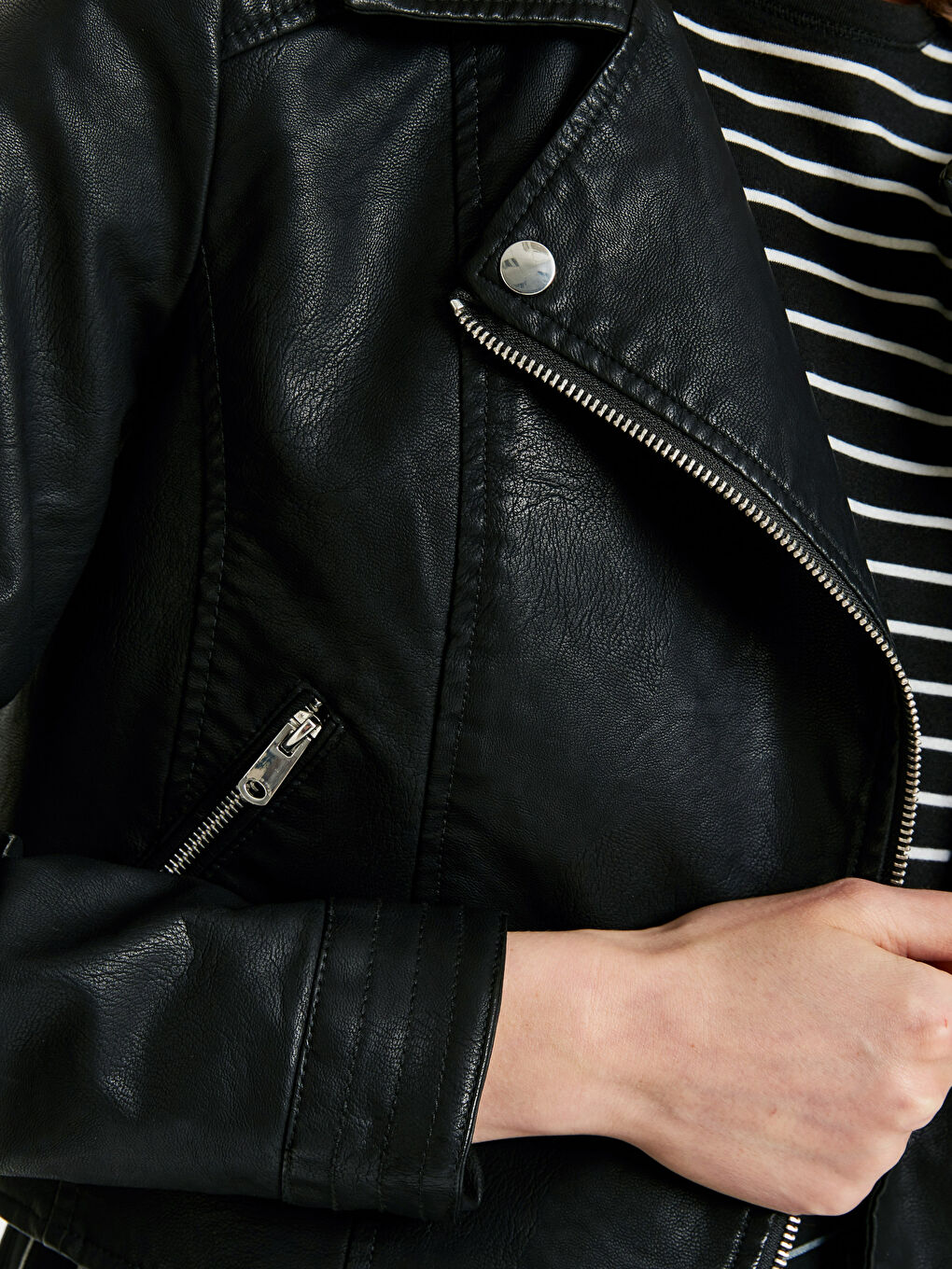 Yeni Siyah Deri Görünümlü Mont-4