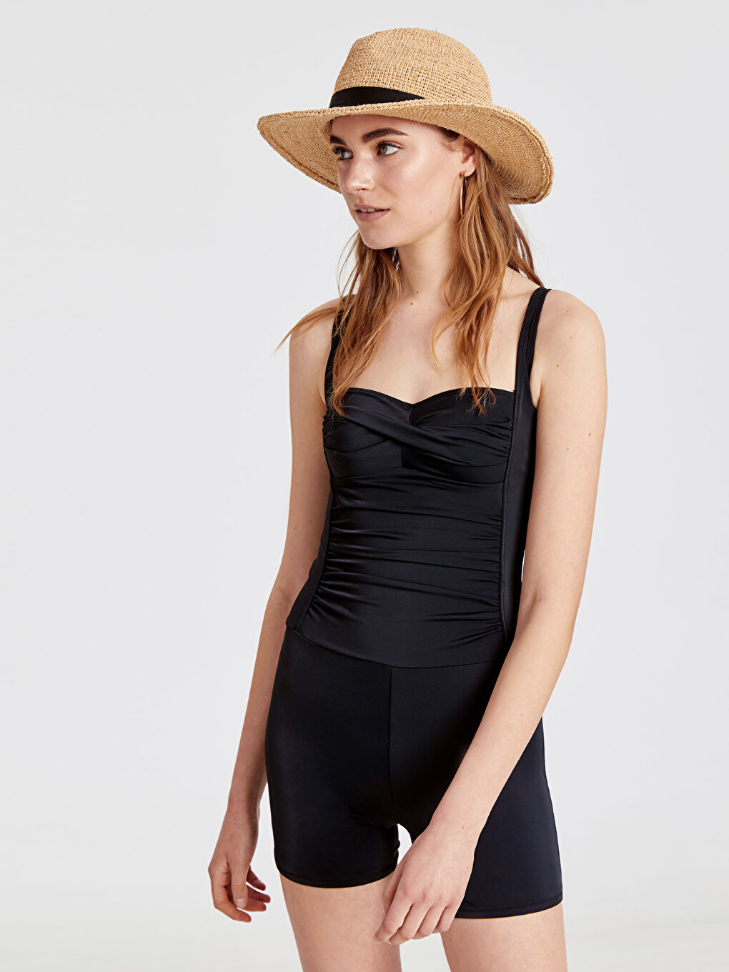 لباس السباحة اسود نساء