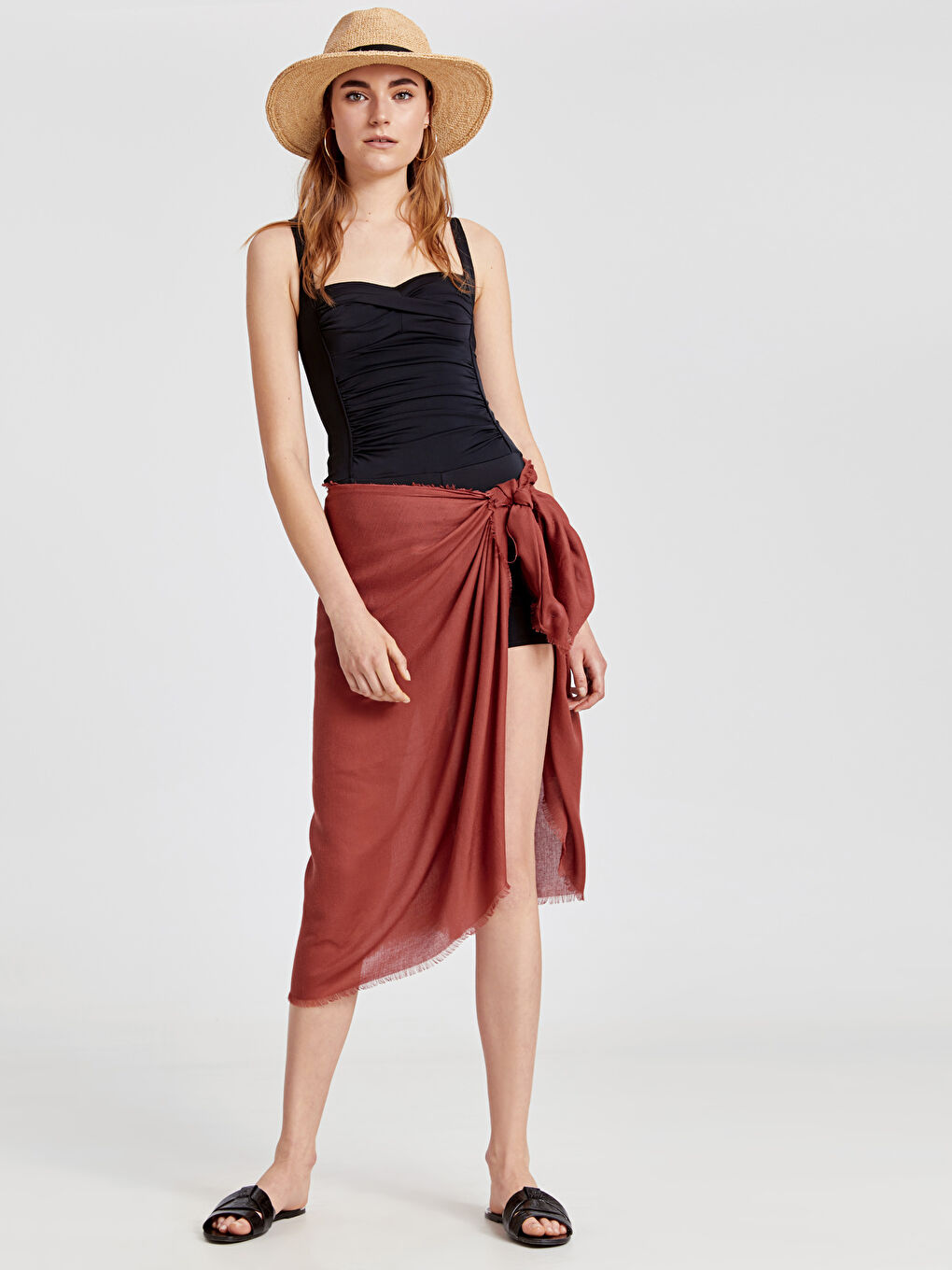 لباس السباحة اسود نساء-1