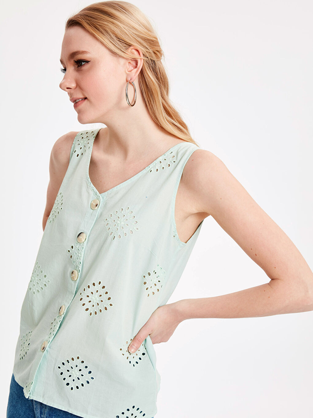 بلوزة نساء منقوشة بعنق V وبحمالات