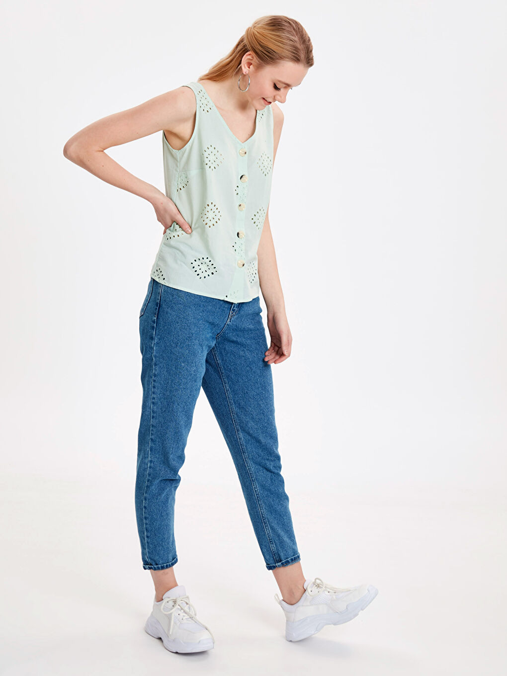 بلوزة نساء منقوشة بعنق V وبحمالات-2