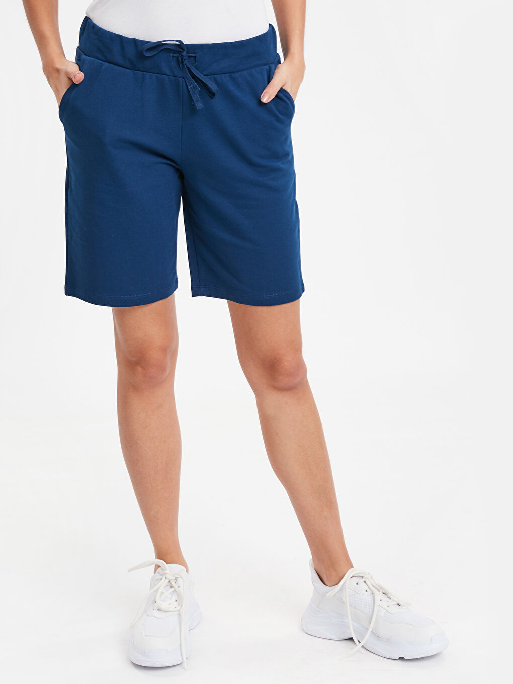 Lacivert Beli Lastikli Cep Detaylı Pamuklu Kadın Bermuda Şort-1