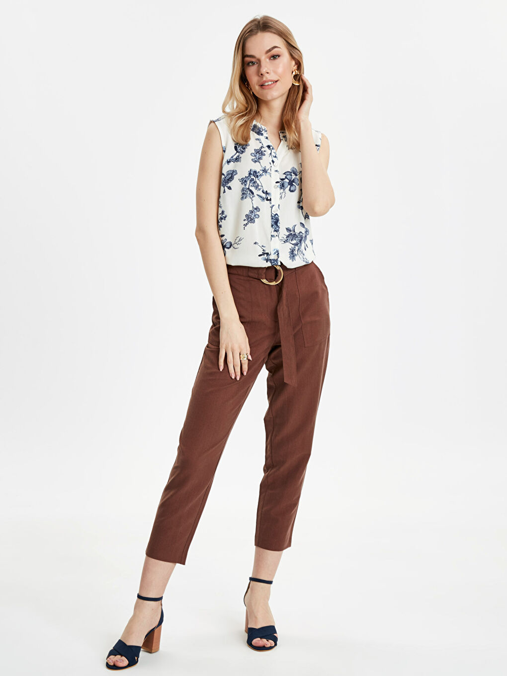 Mavi Kadın Kaçık Yaka Çiçekli Kolsuz Bluz-2