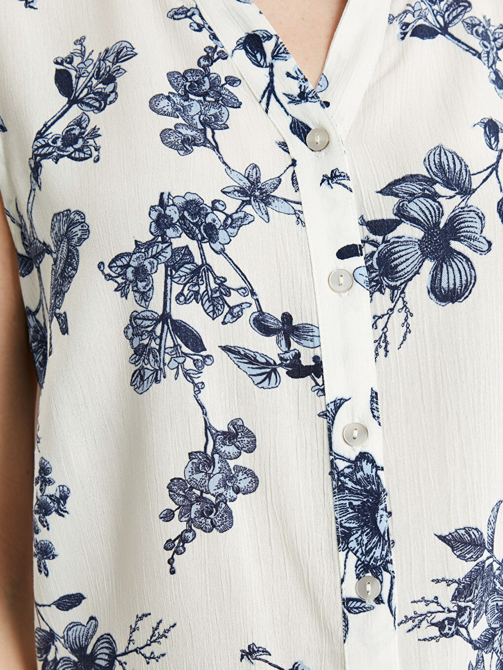 Mavi Kadın Kaçık Yaka Çiçekli Kolsuz Bluz-3