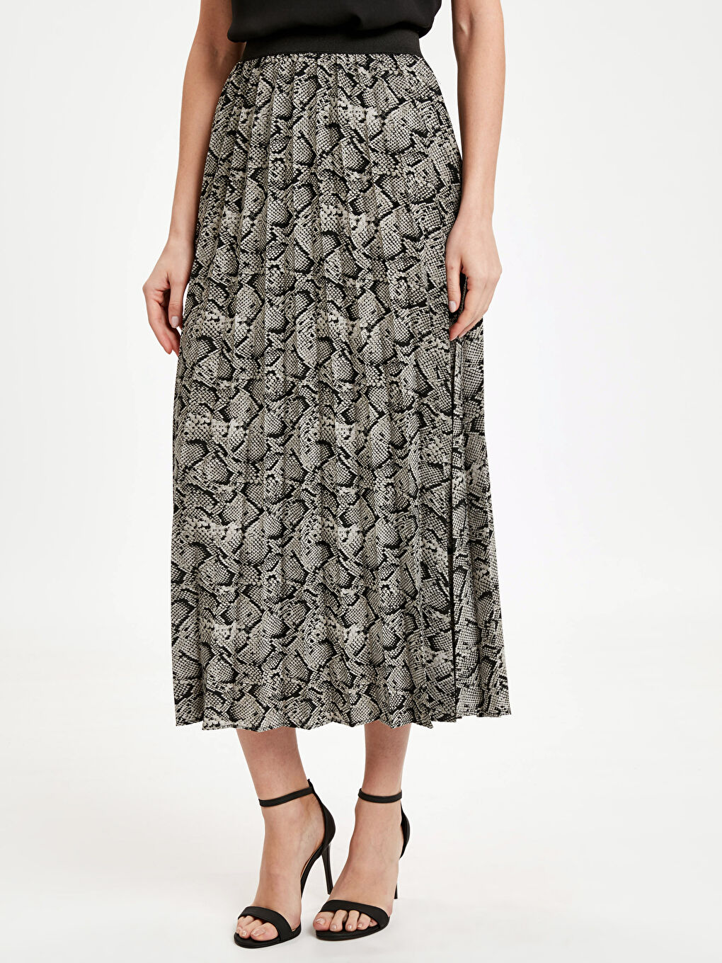 CRNA Suknja  Žena-1