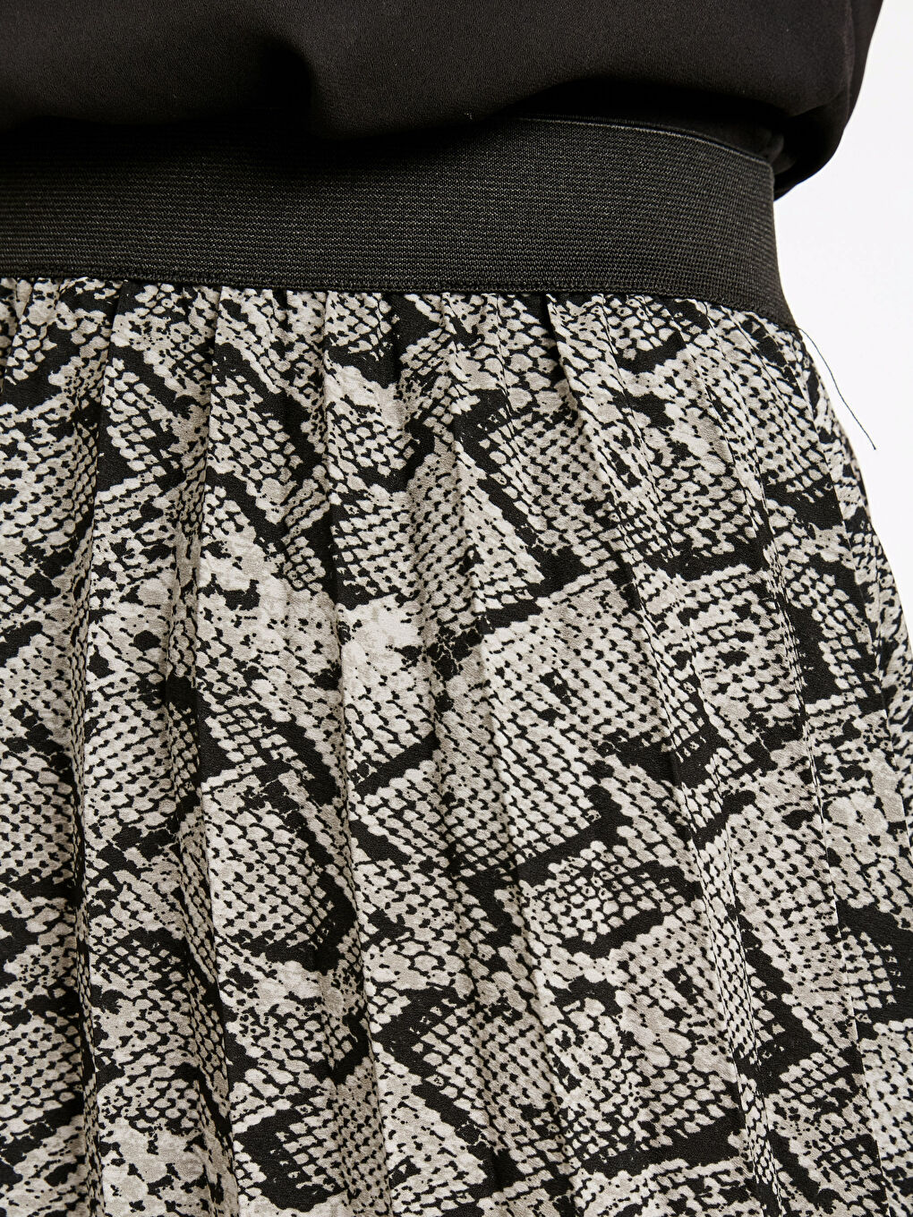 CRNA Suknja  Žena-3