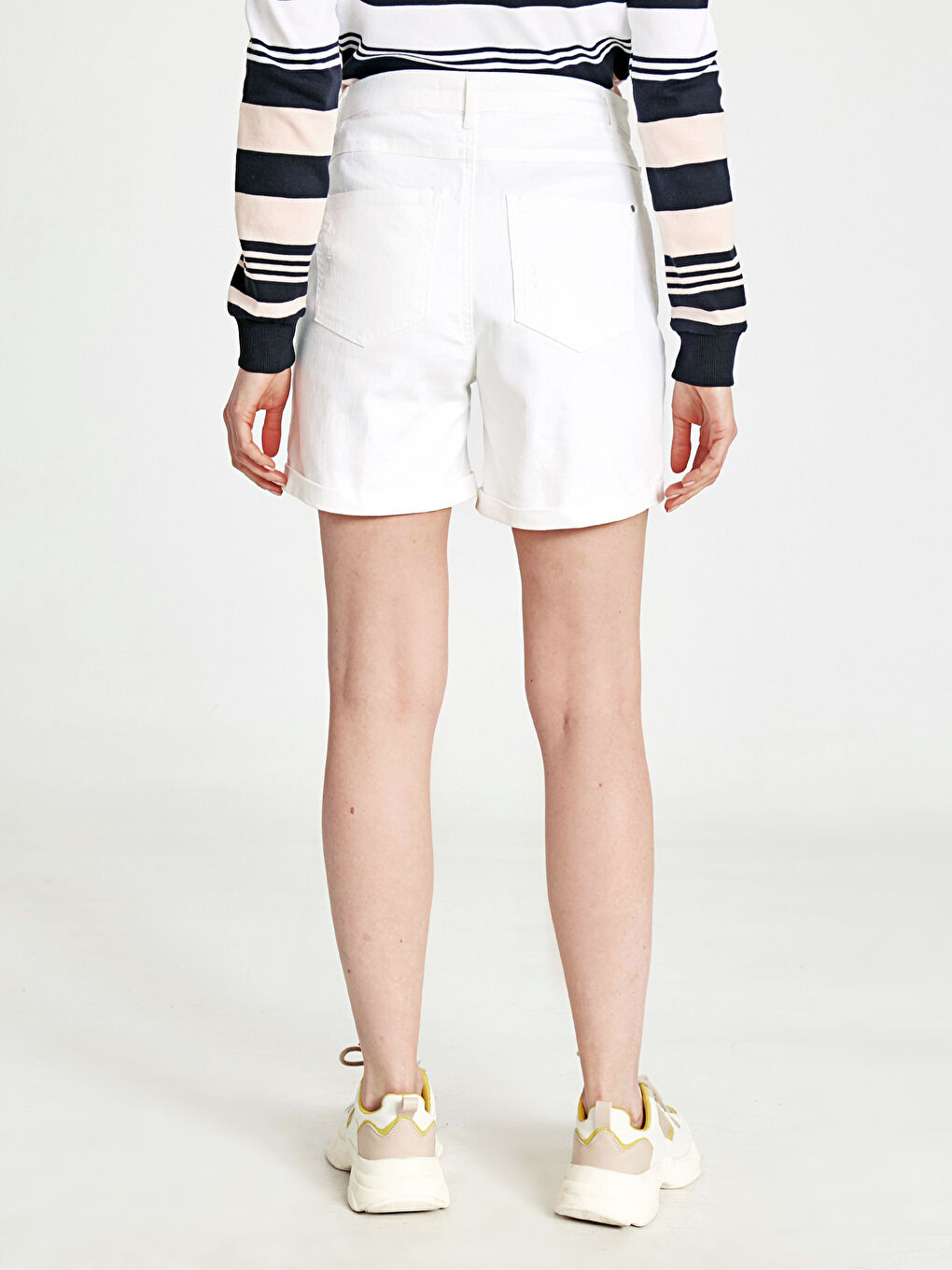 Optik Beyaz Şort-3