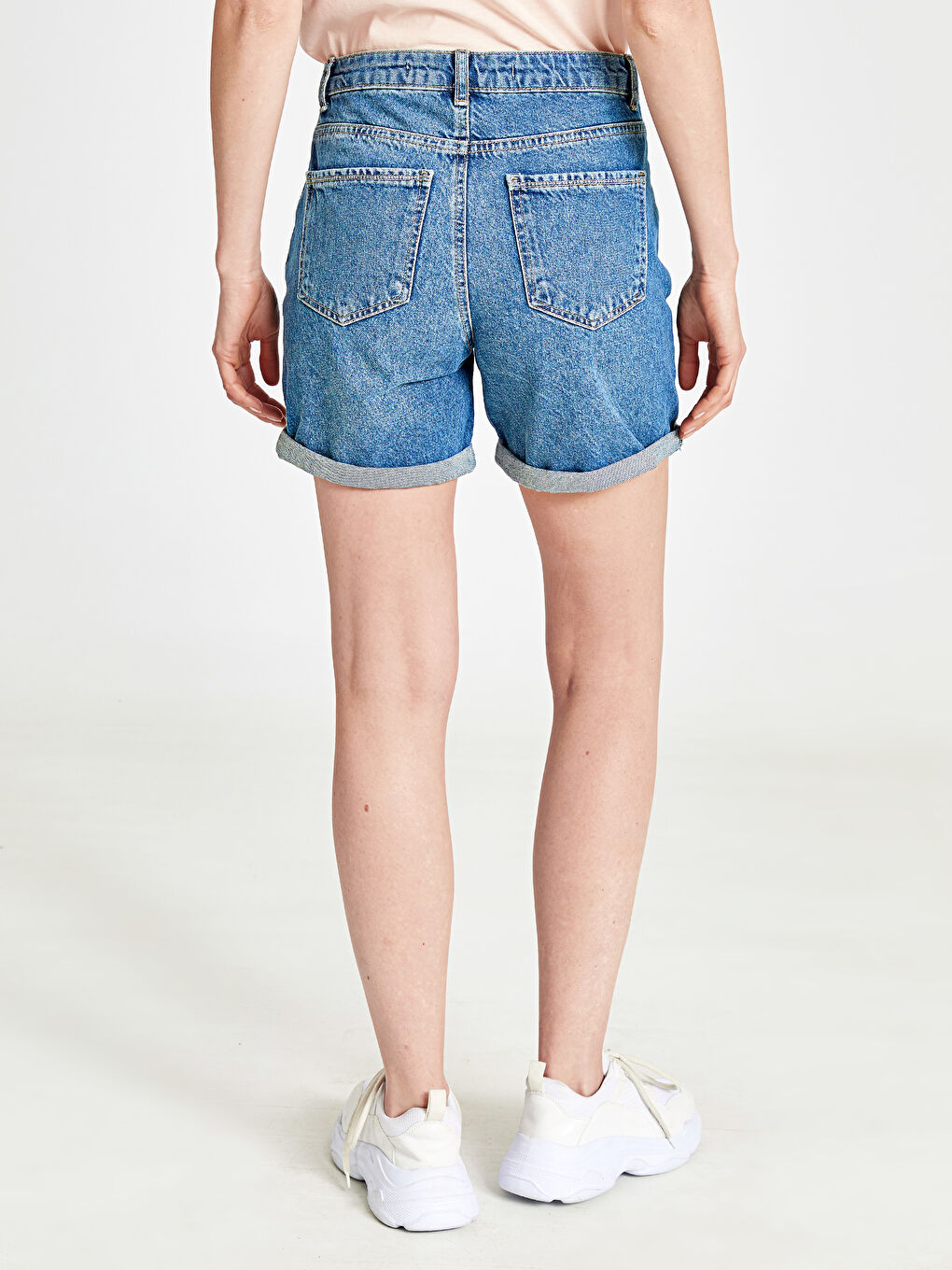 İndigo Yüksek Bel Boyfriend Fit Yırtık Desenli Kadın Jean Şort-3