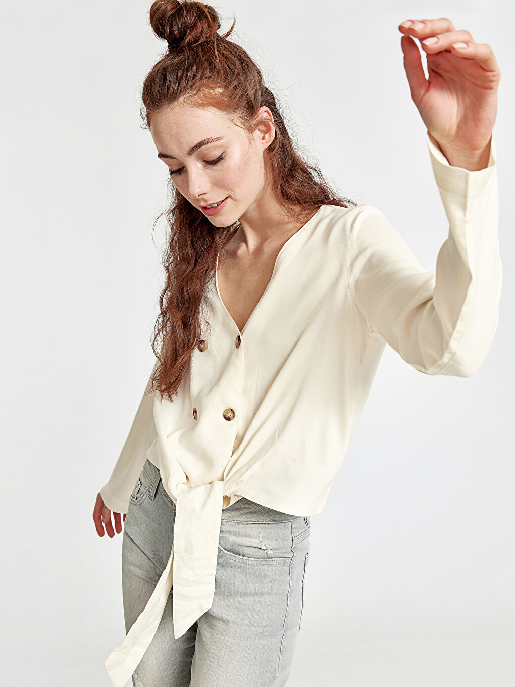 Ekru V Yaka Standart Fit Uzun Kollu Kadın Bluz