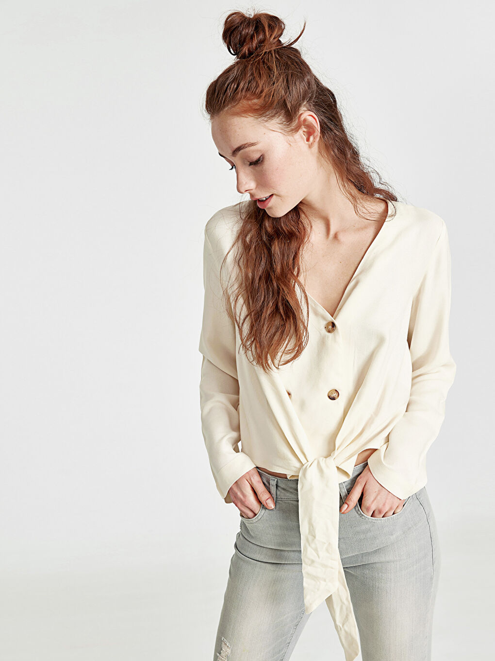 Ekru V Yaka Standart Fit Uzun Kollu Kadın Bluz-1