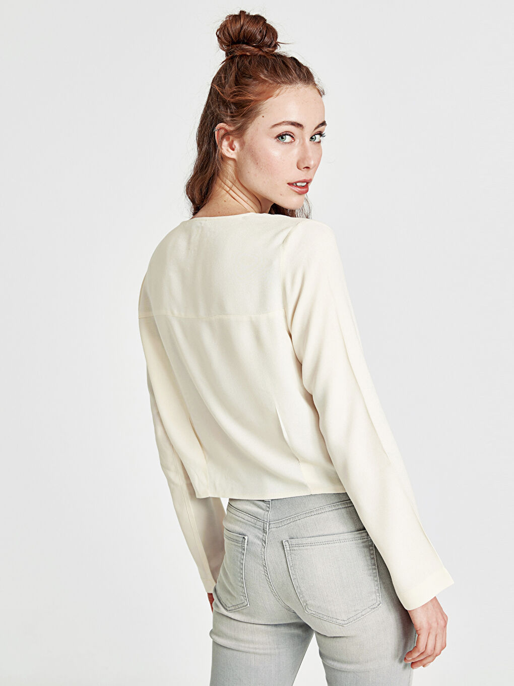 Ekru V Yaka Standart Fit Uzun Kollu Kadın Bluz-3
