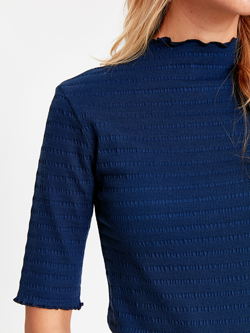 Lacivert Dik Yaka Kendinden Desenli Kısa Kollu Kadın Tişört-3