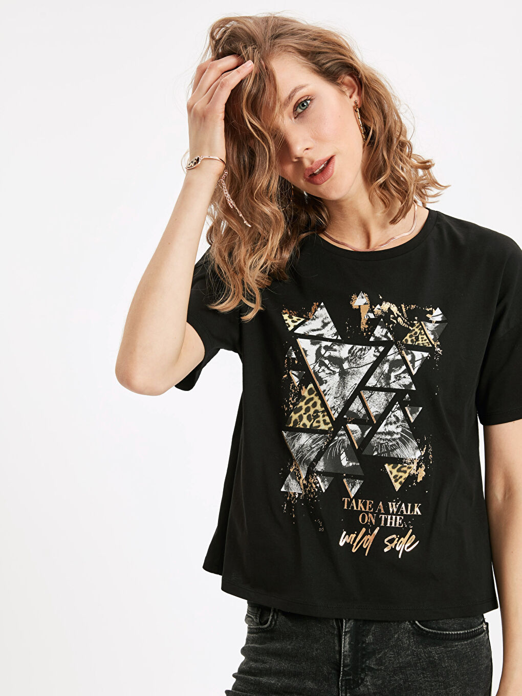 Siyah U Yaka Kısa Kollu Kadın Tişört