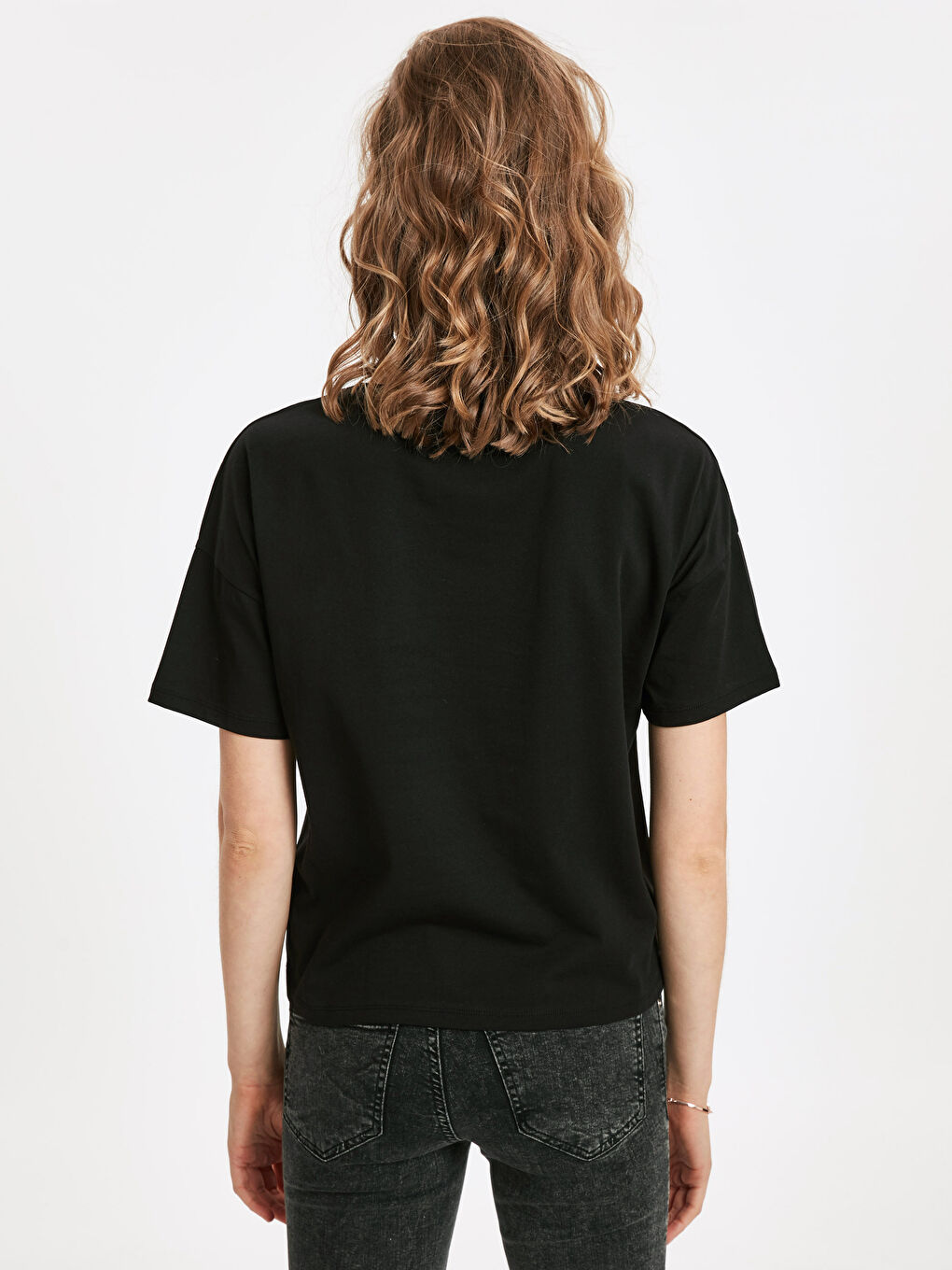Siyah U Yaka Kısa Kollu Kadın Tişört-1