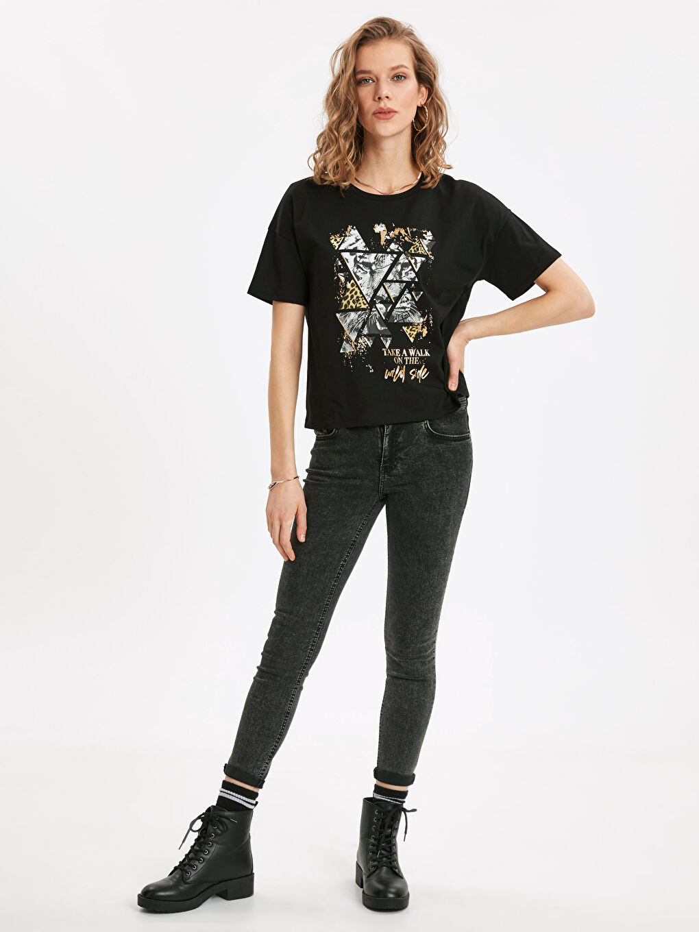 Siyah U Yaka Kısa Kollu Kadın Tişört-2