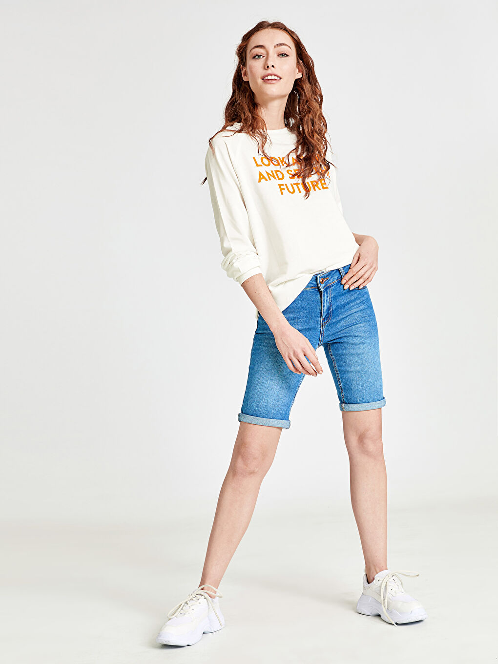 Κανονική Μέση Τζιν Σορτς με Λεπτομέρειες Τσέπης για Γυναίκες