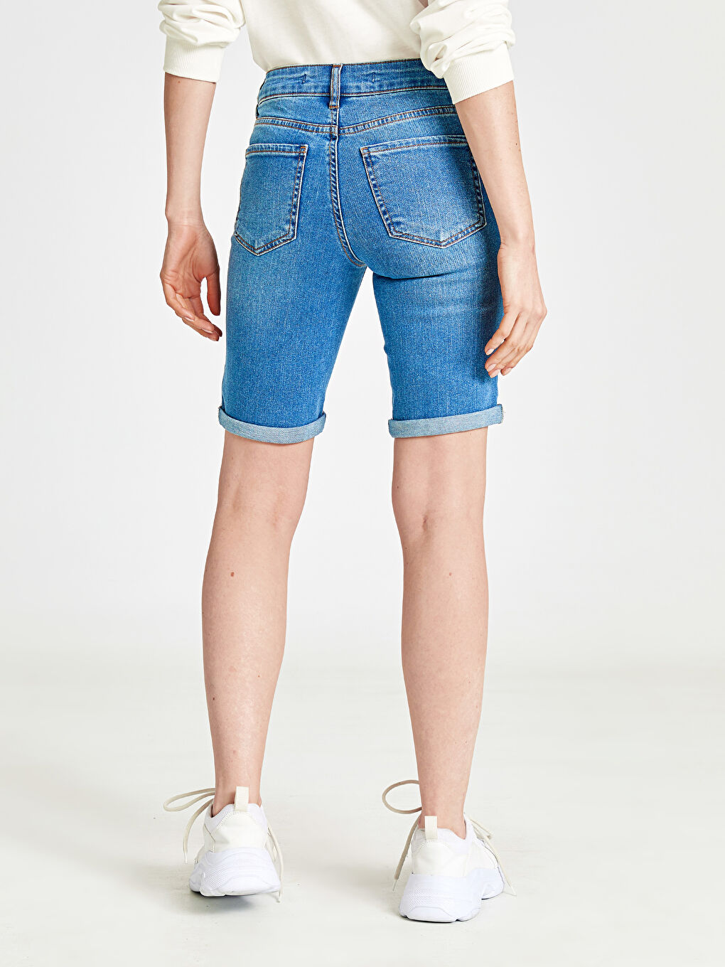 Κανονική Μέση Τζιν Σορτς με Λεπτομέρειες Τσέπης για Γυναίκες-1