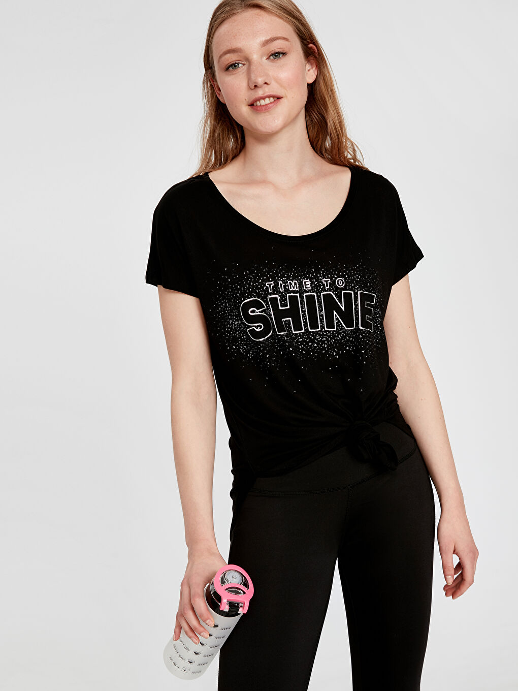 Siyah Bisiklet Yaka Kısa Kollu Kadın Tişört