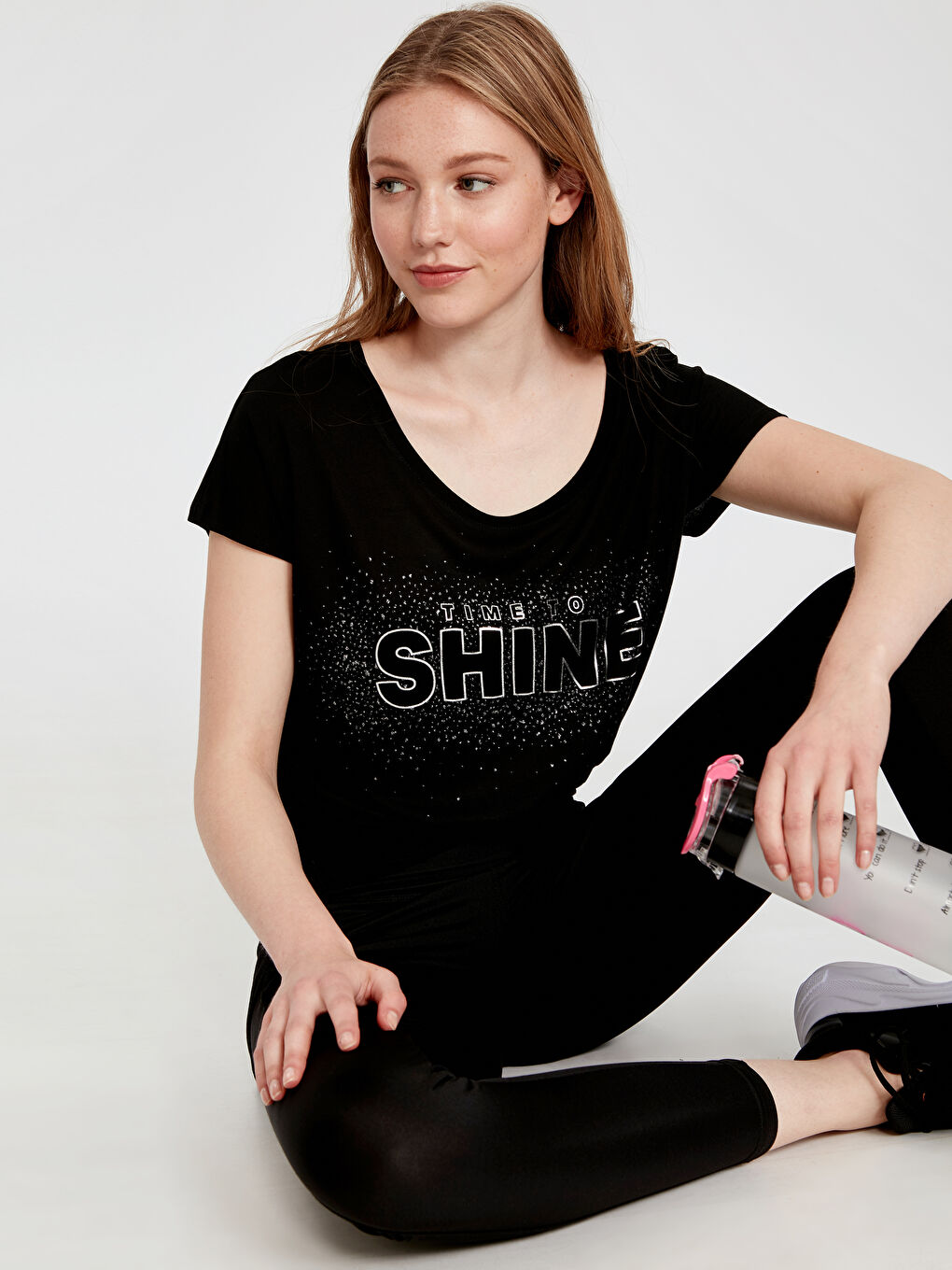 Siyah Bisiklet Yaka Kısa Kollu Kadın Tişört-1