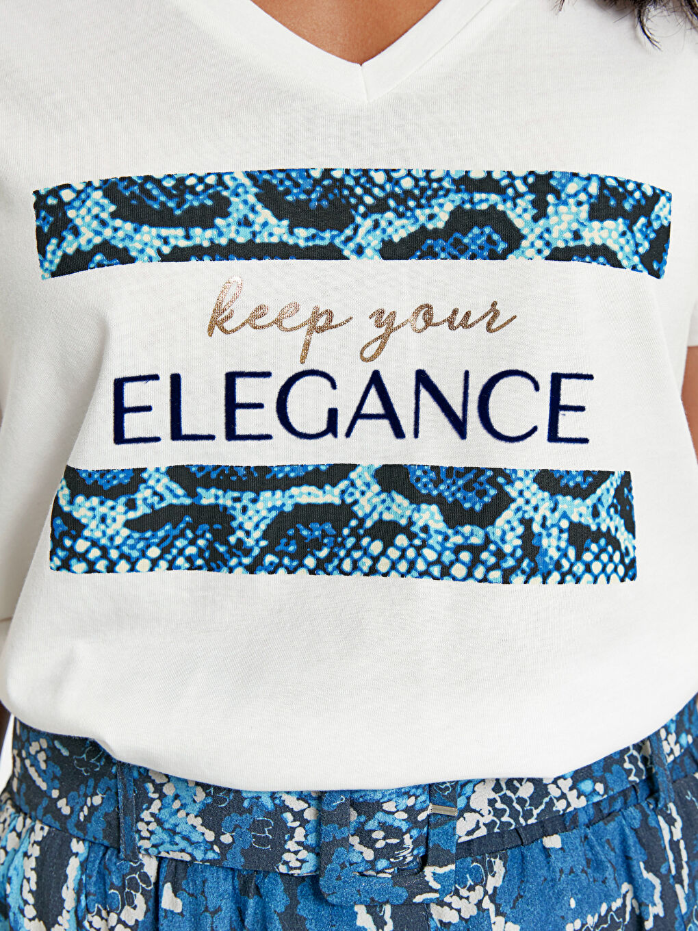 Ekru V Yaka Kısa Kollu Kadın Tişört-3