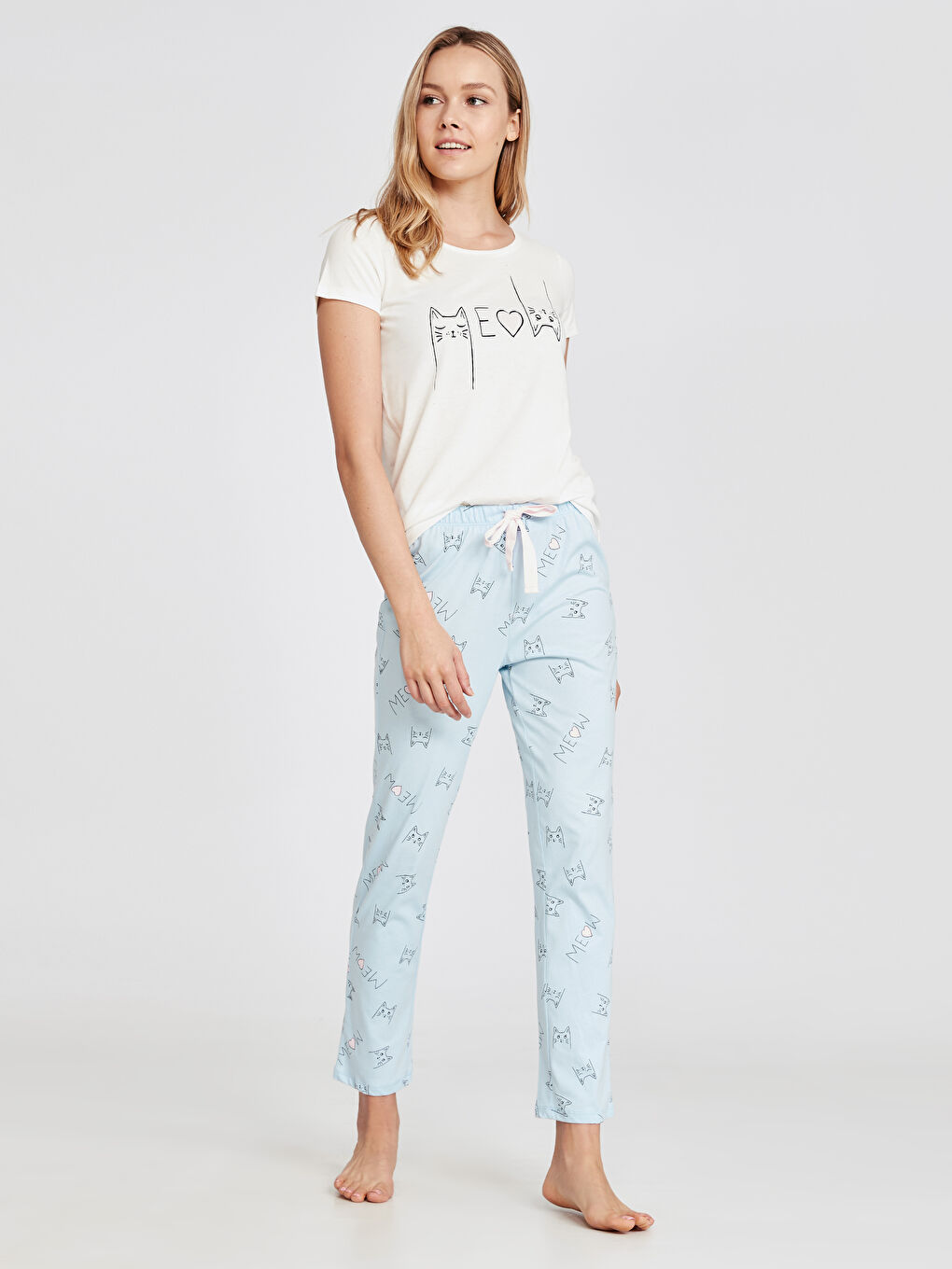 طقم بيجاما برقبة دائرية وكم قصير للسيدات