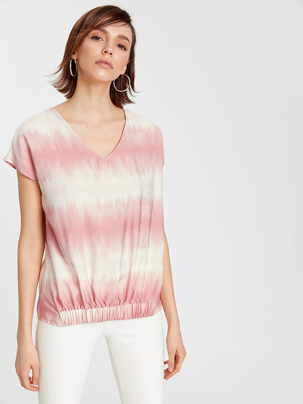 Блузка з V-подібним вирізом, звичайним кроєм і коротким рукавом для жінок