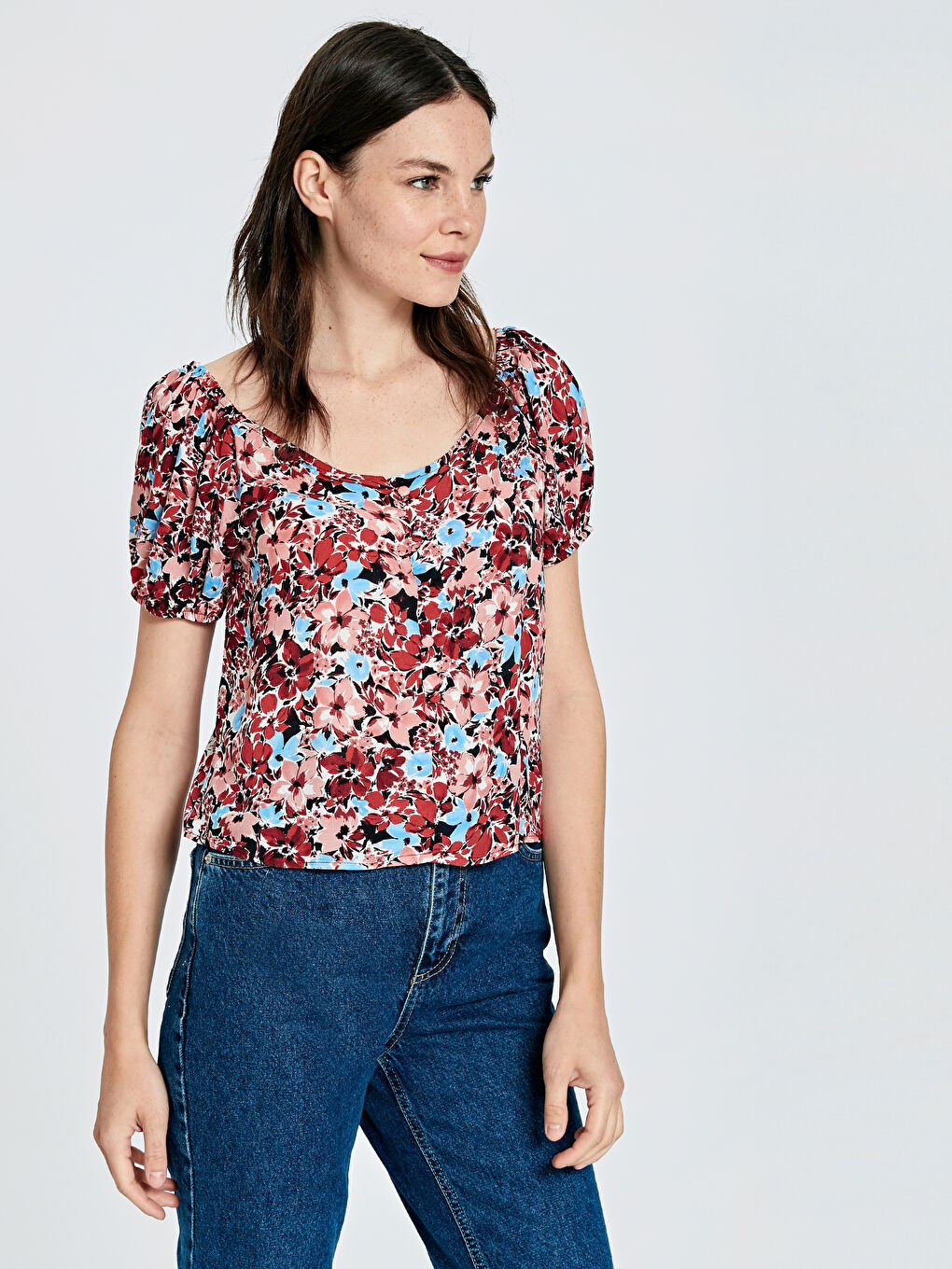 بلوزة نسائية بأكمام قصيرة وياقة قارب