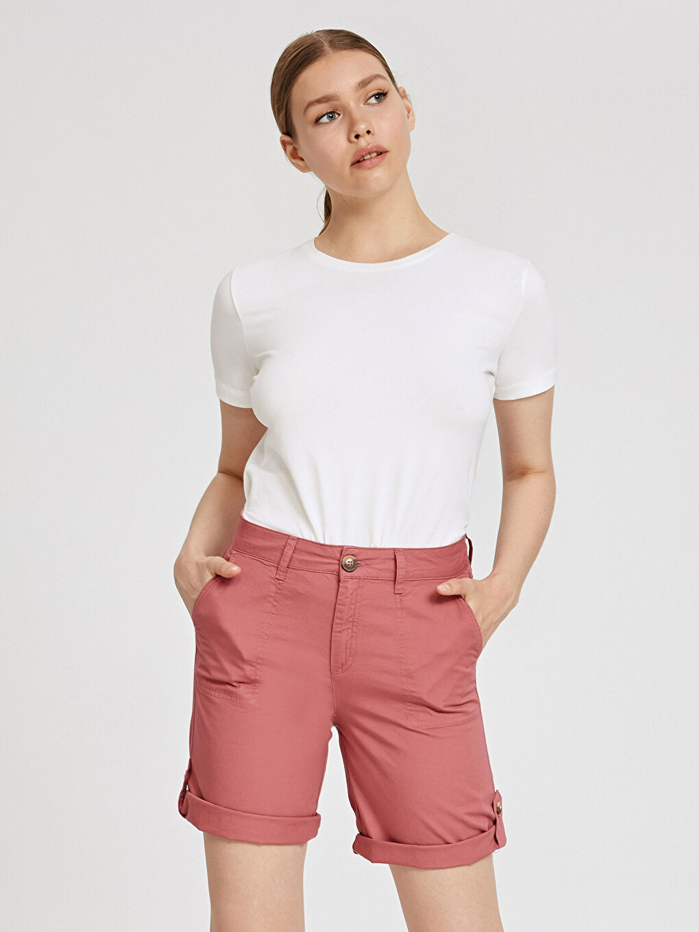 Pembe Standart Fit Gabardin Kadın Şort