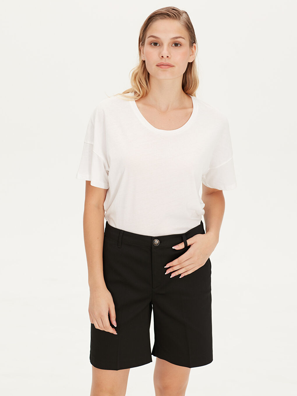 سراويل برمودا مستقيمة بوسط عالي للسيدات