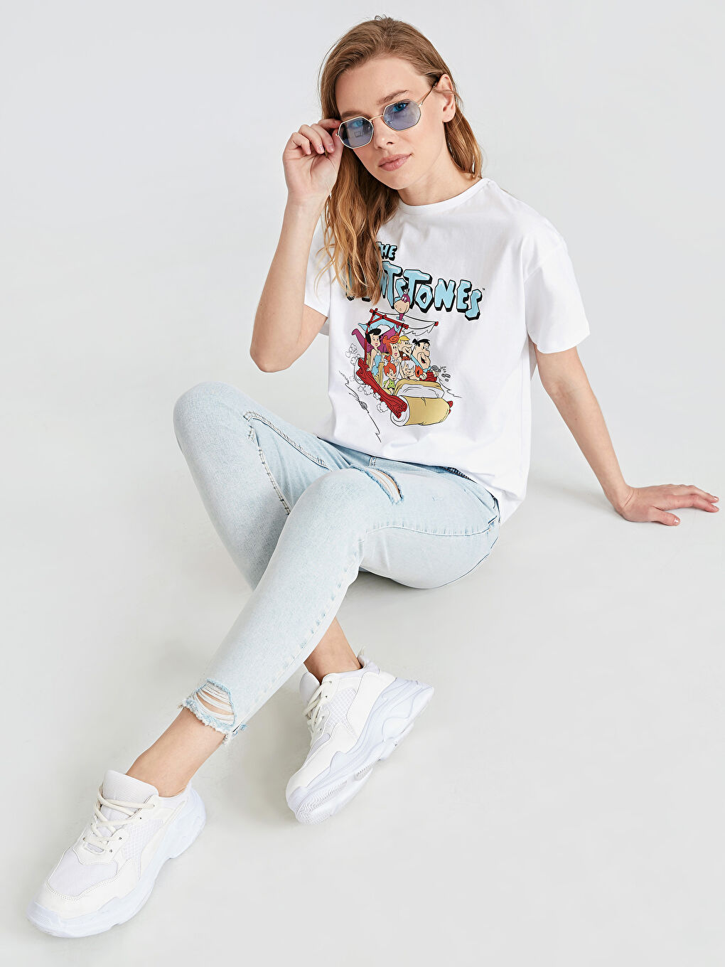 Beyaz Bisiklet Yaka Taş Devri Baskılı Kısa Kollu Kadın Tişört-1