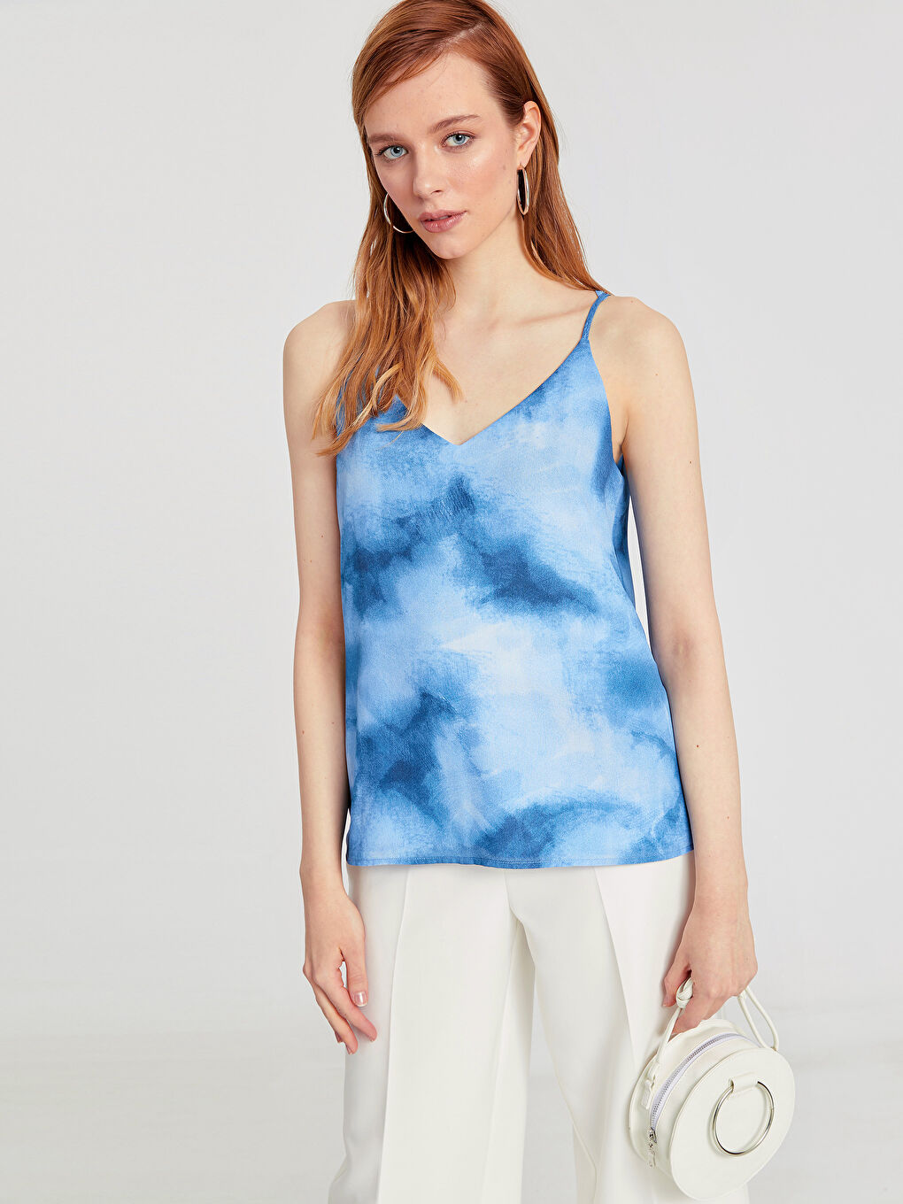 Mavi V Yaka Standart Fit Askılı Krep Kadın Bluz