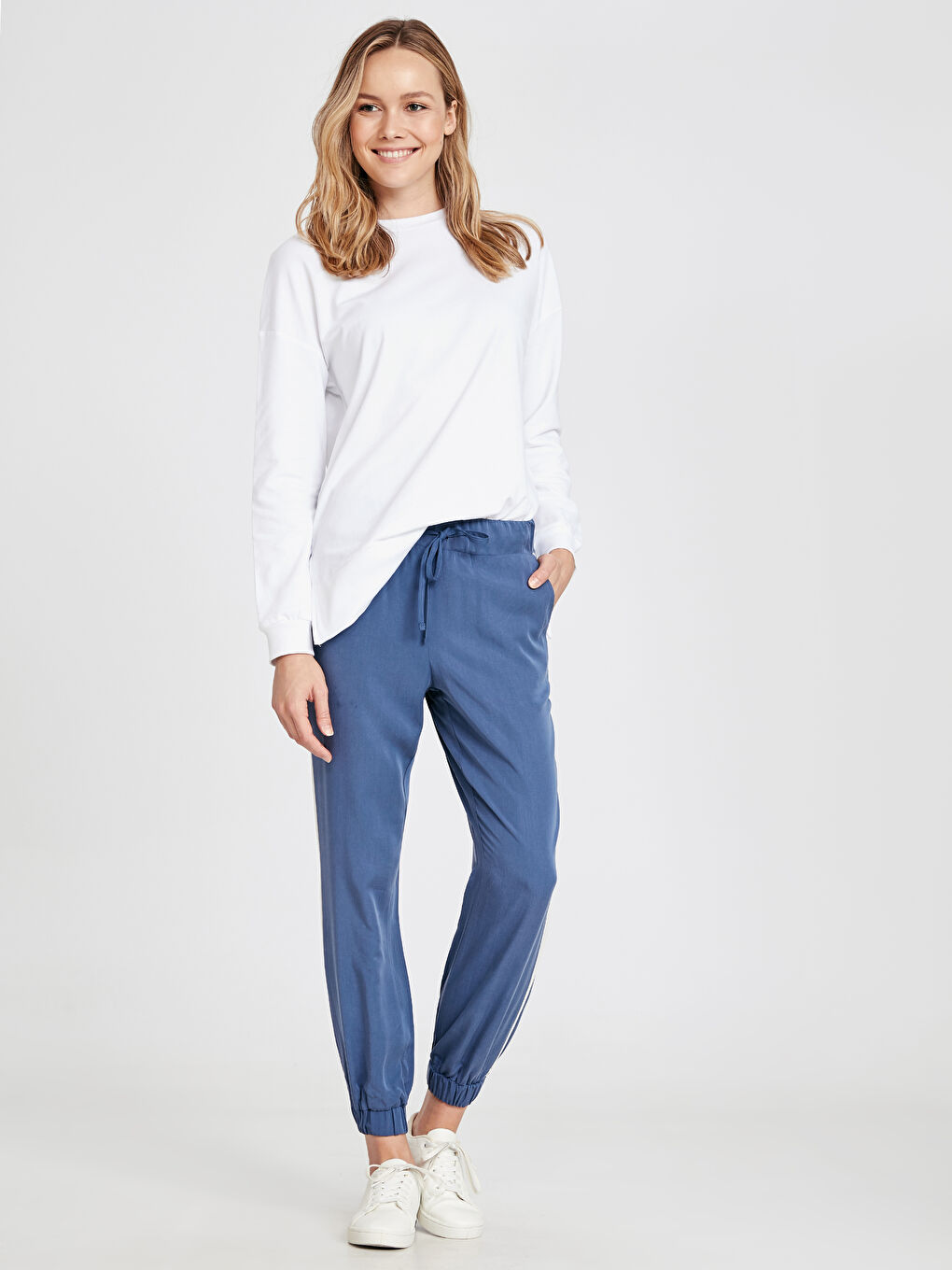 Frau DUNKELBLAU Hosen