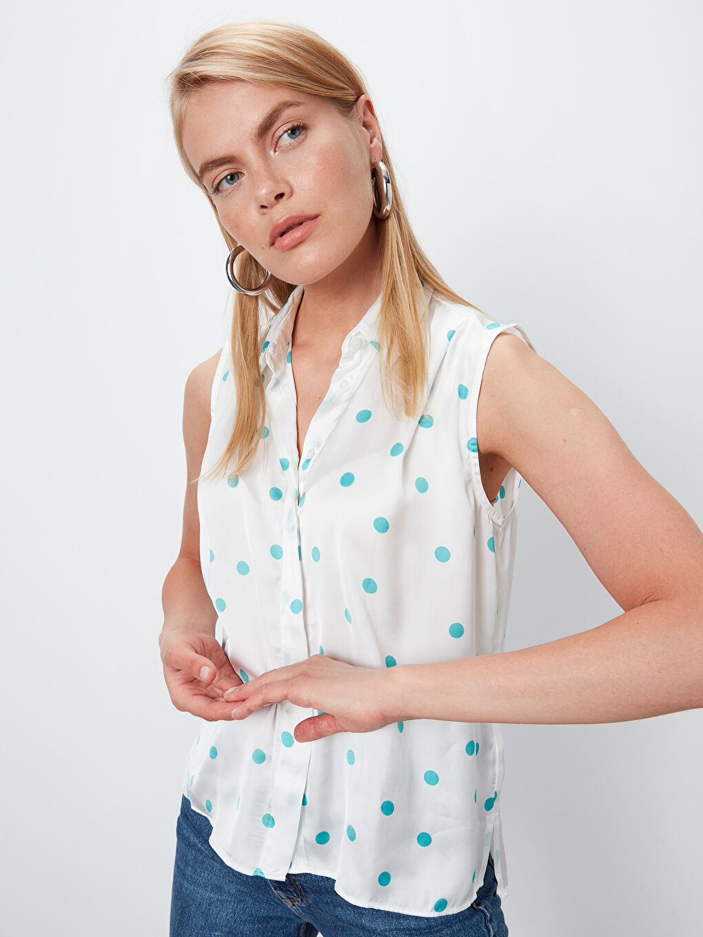 Beyaz Gömlek Yaka Kolsuz Saten Kadın Gömlek