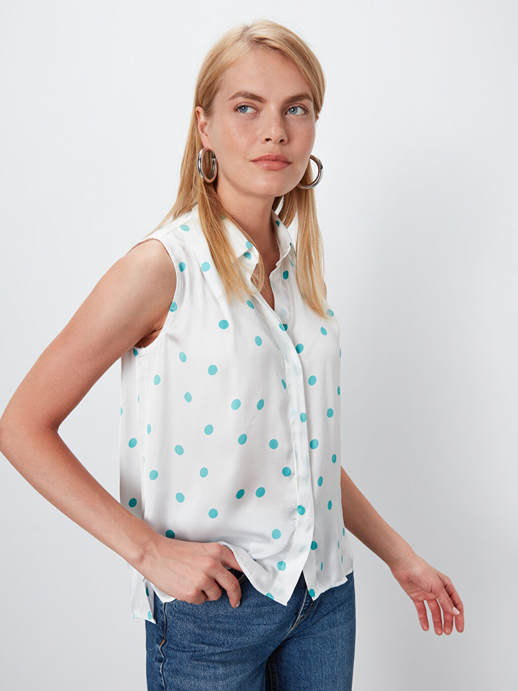 Beyaz Gömlek Yaka Kolsuz Saten Kadın Gömlek-1