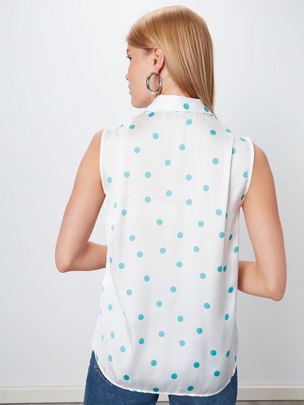 Beyaz Gömlek Yaka Kolsuz Saten Kadın Gömlek-2