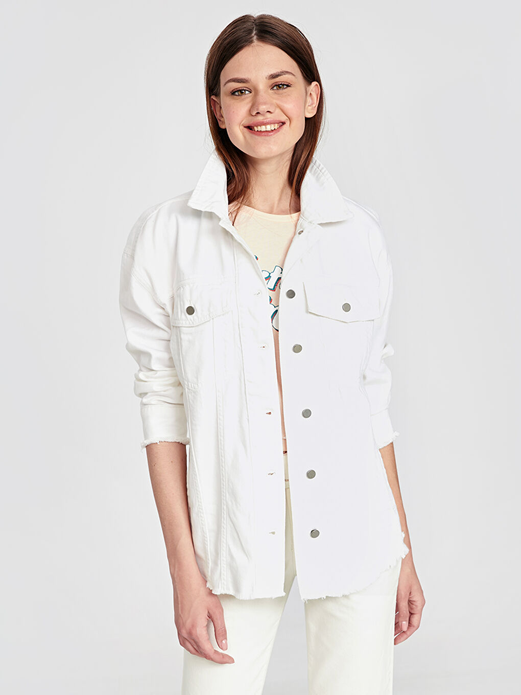 Beyaz Gömlek Yaka Düz Cep Detaylı Kadın Jean Ceket