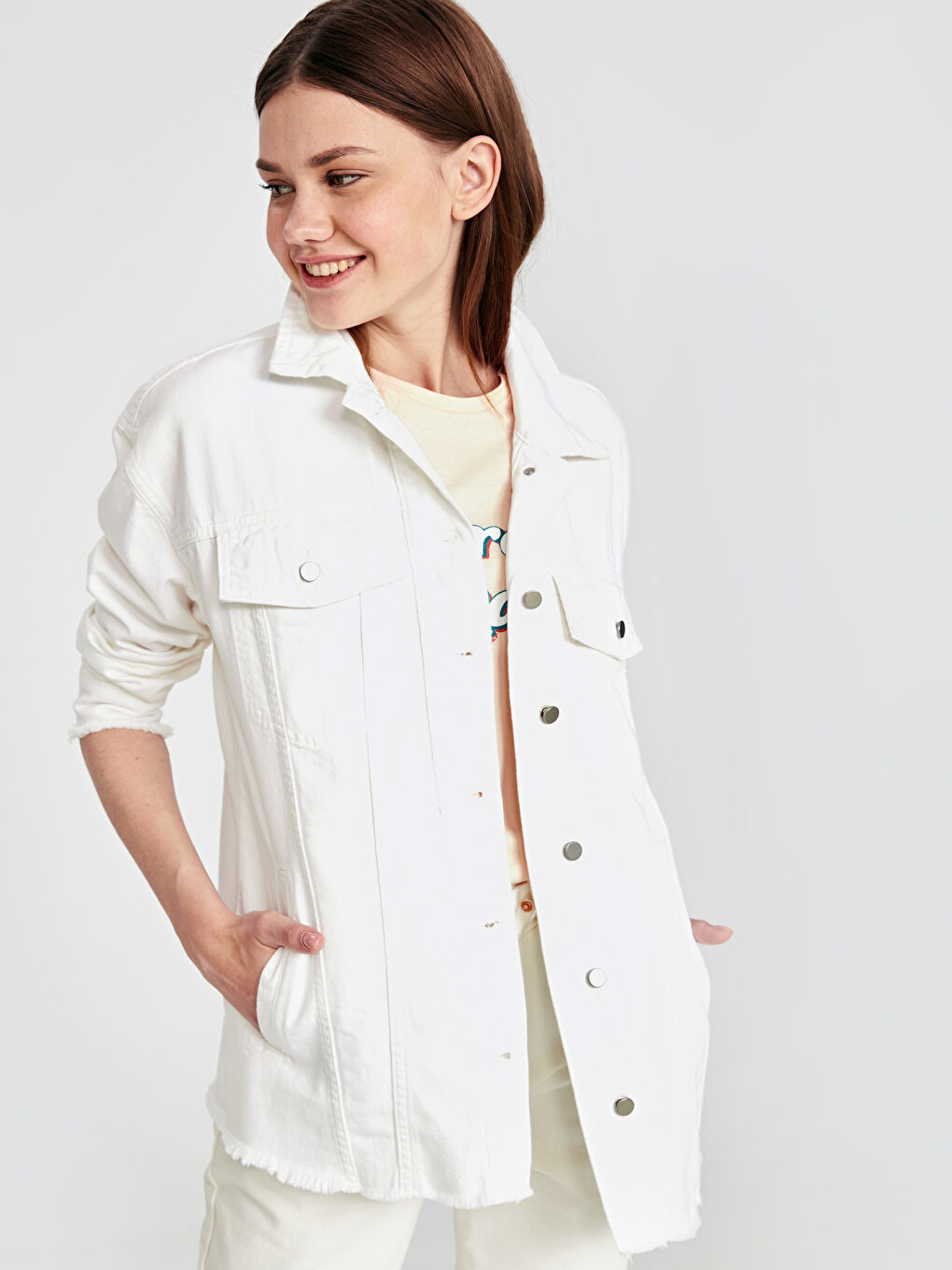 Beyaz Gömlek Yaka Düz Cep Detaylı Kadın Jean Ceket-1