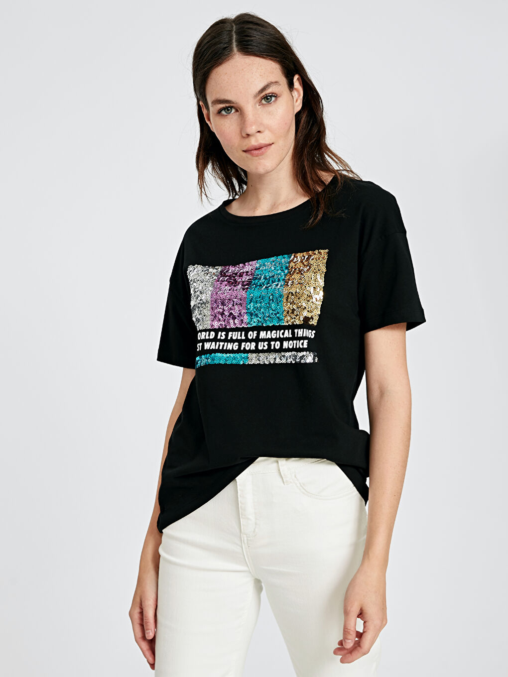 Siyah U Yaka Kısa Kollu Kadın Tişört