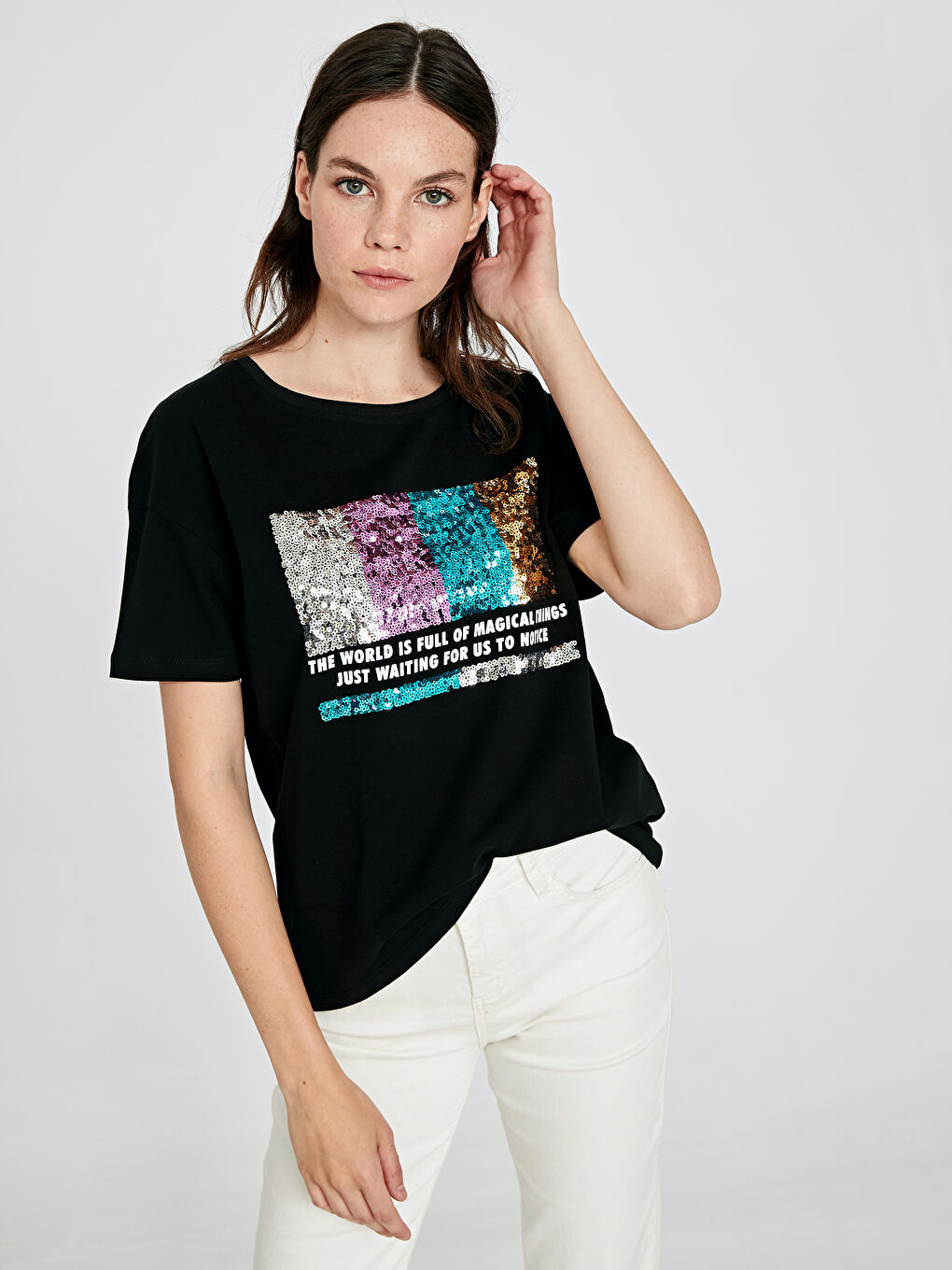 Siyah U Yaka Kısa Kollu Kadın Tişört-1