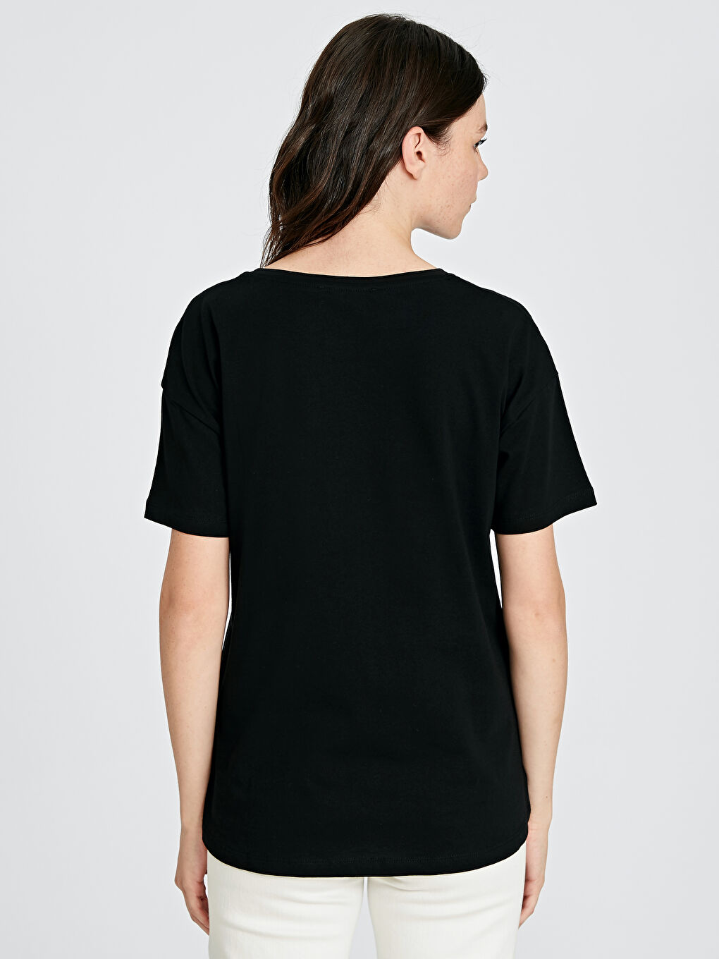 Siyah U Yaka Kısa Kollu Kadın Tişört-2