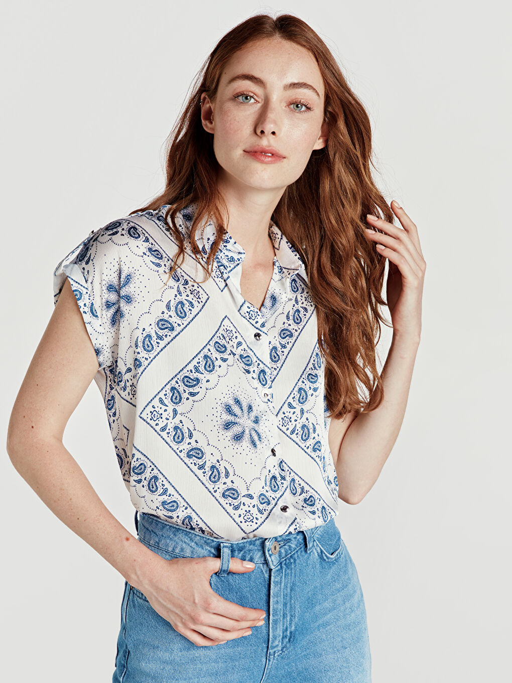 Ekru Kaçık Yaka Desenli Kısa Kollu Kadın Gömlek