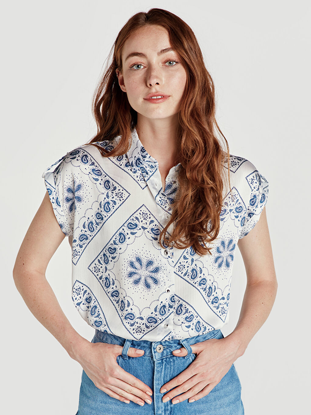 Ekru Kaçık Yaka Desenli Kısa Kollu Kadın Gömlek-1