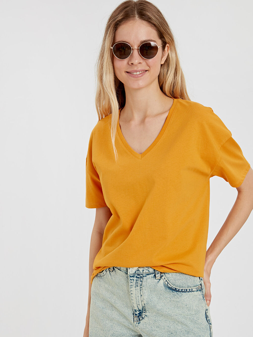 Женская футболка с коротким рукавом и v-образным вырезом