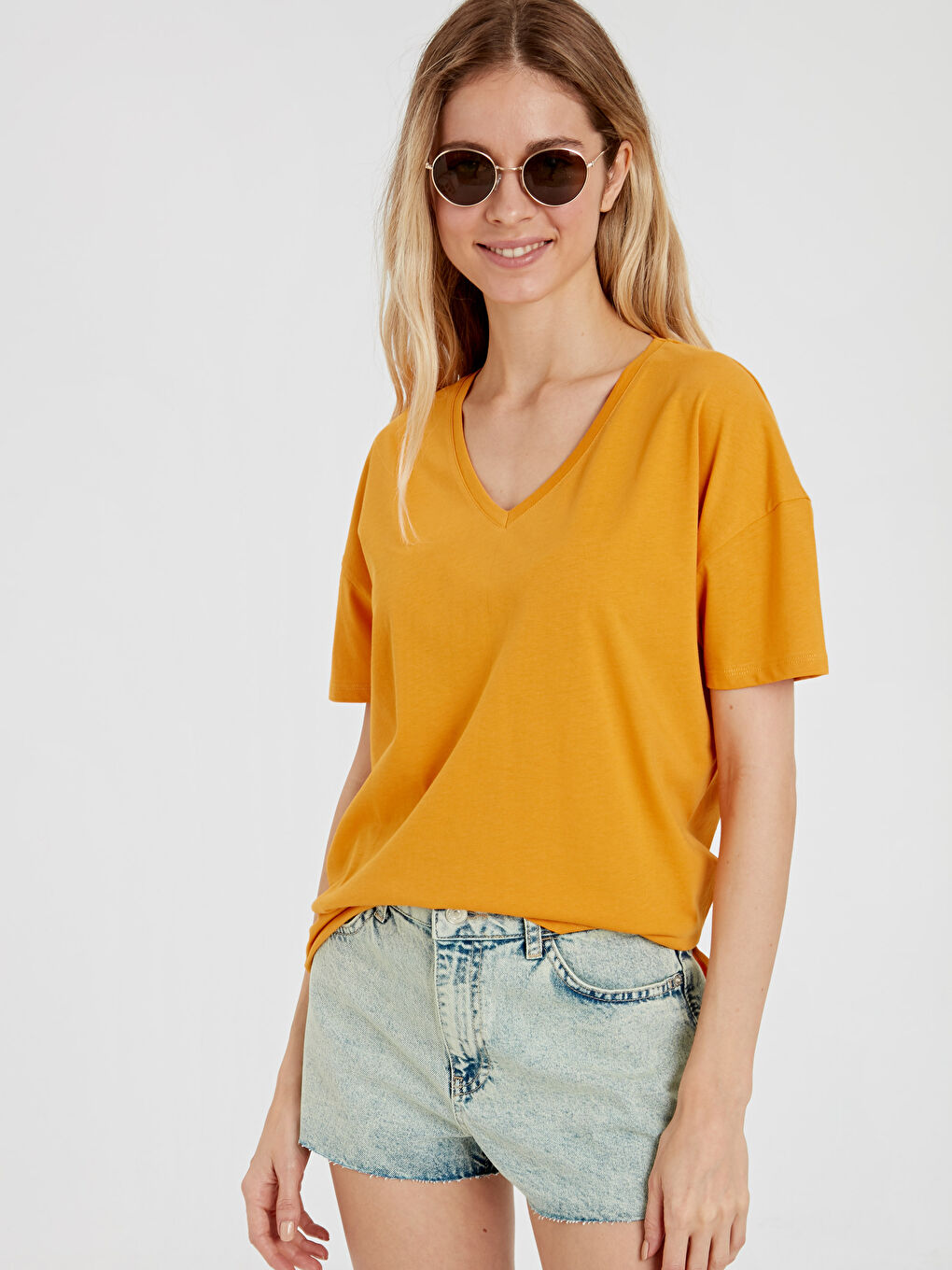 Женская футболка с коротким рукавом и v-образным вырезом-1