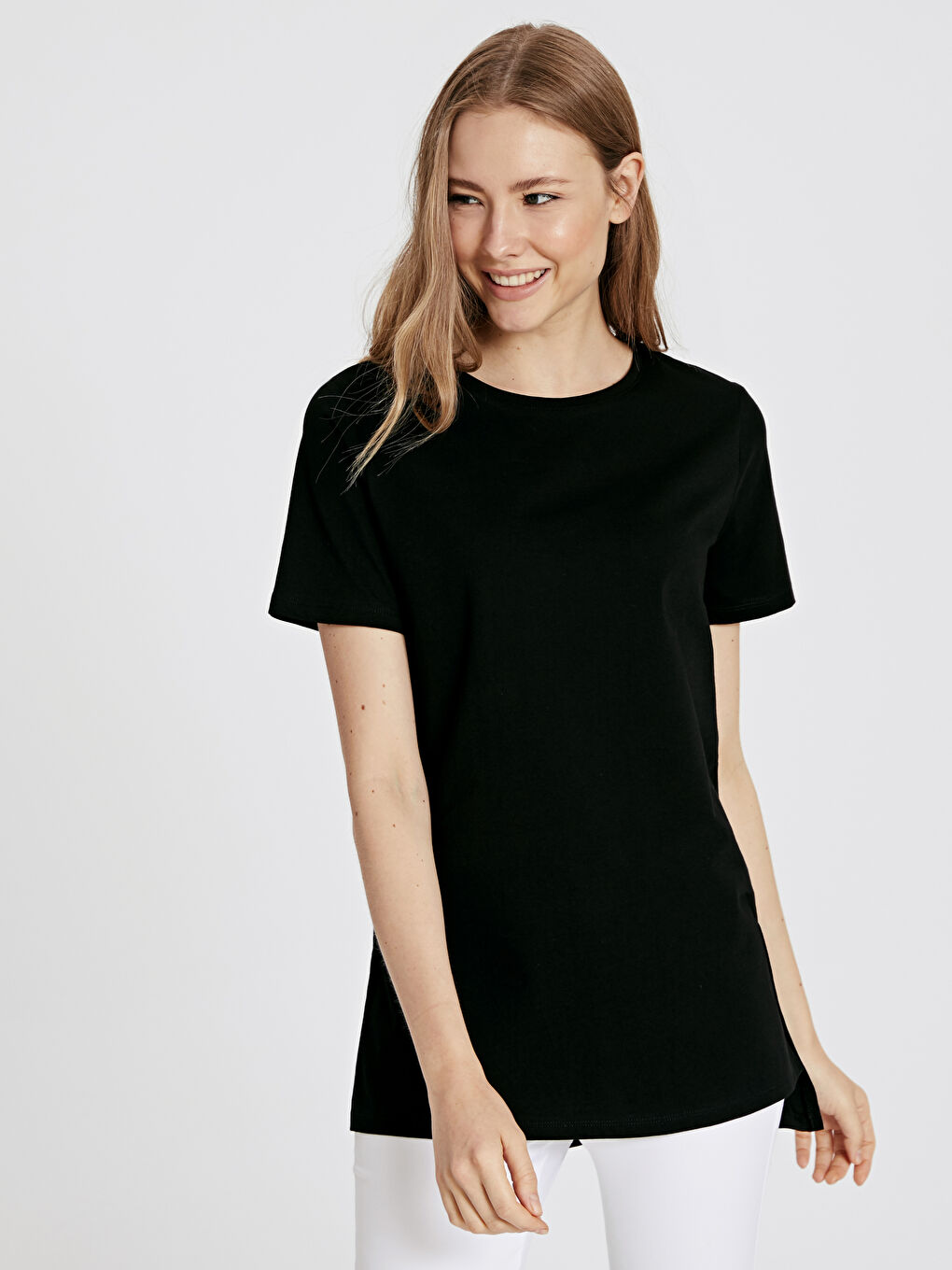 Siyah Bisiklet Yaka Kısa Kollu Kadın Tişört-1