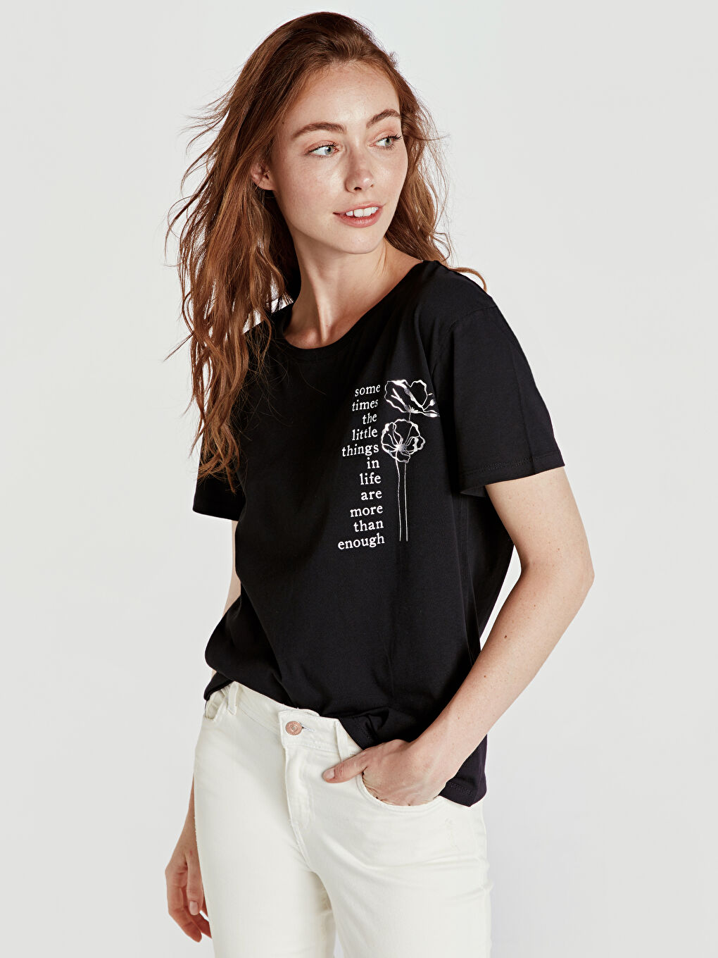 Siyah U Yaka Kısa Kollu Kadın Tişört