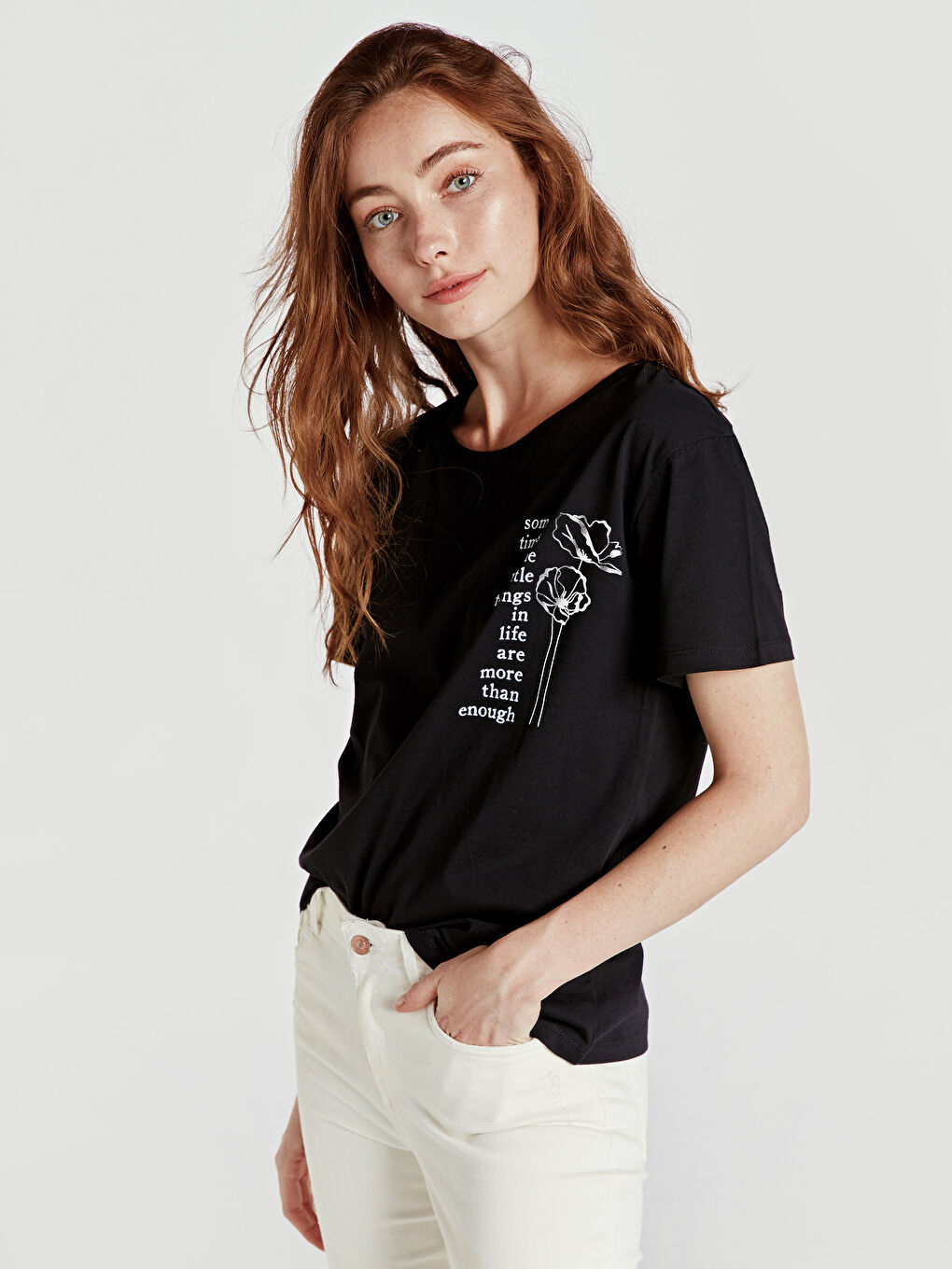 Siyah U Yaka Kısa Kollu Kadın Tişört-1